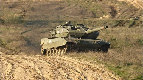 Deployment of battle tanks Видео 86852231