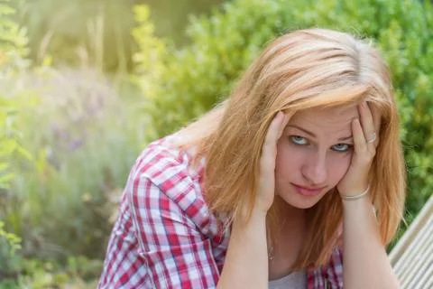 Depressed and thinking about how to solve problem young woman Stockfoto's