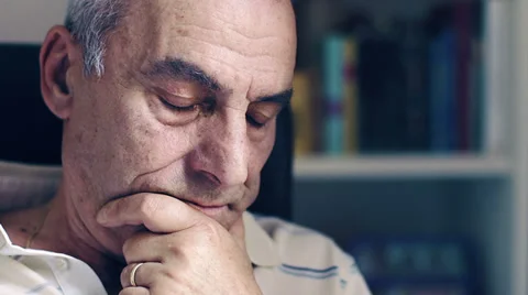 Depressed old man Stockbeeldmateriaal 32358451