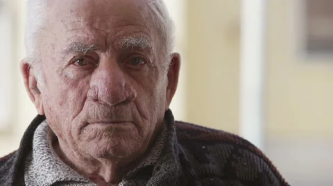 Depressed old man looks to the camera Video stock 63414824