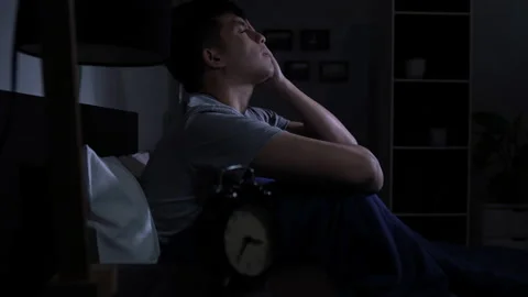 Depressed young Asian man cannot sleep from insomnia. Vidéo 140897973