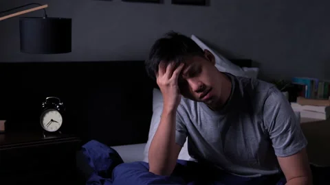 Depressed young Asian man cannot sleep from insomnia. 库存影片 140953918