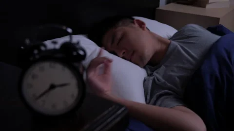 Depressed young Asian man cannot sleep from insomnia. Vidéo 140954647