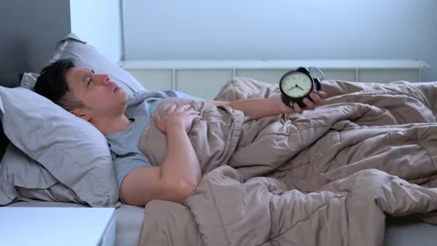 Depressed young Asian man cannot sleep from insomnia Vidéo 156638284