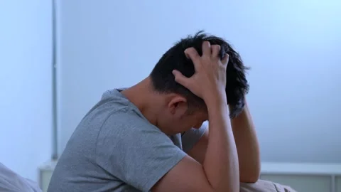 Depressed young Asian man cannot sleep from insomnia Vidéo 156638313