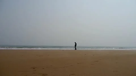A depression man alone walking on seaside. 库存影片 22315523