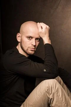 Depression man thinking hand on head stress burn out Stock-Fotos