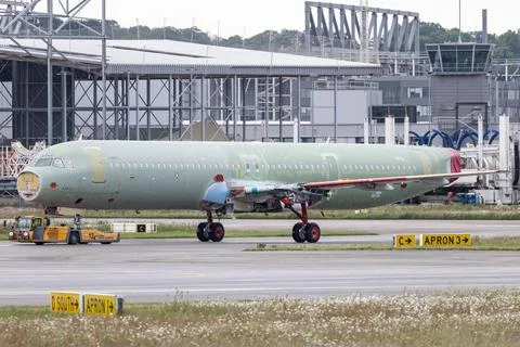  Der Airbus A321-200N (A21N) der mit der MSN 11017 rollt am Flughafen Hamb... Stock Photos