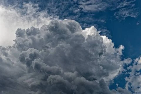  Der bange Blick geht wieder mal zum Himmel. Dunkle Gewitterwolken ziehen ... Stock Photos