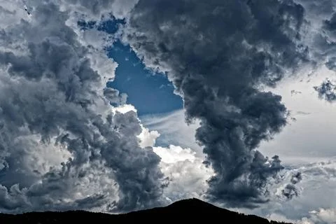  Der bange Blick geht wieder mal zum Himmel. Dunkle Gewitterwolken ziehen ... Stock Photos