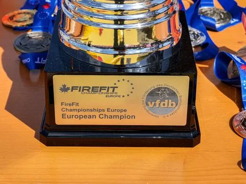  Der begehrte Pokal der FireFit Championship Europe Viel Schweiß floss bis.. Stock Photos