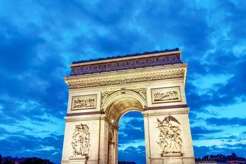 Der berühmte Arc de Triomphe in Paris bei Nacht Der berühmte Arc de Triomp. Stock-Fotos