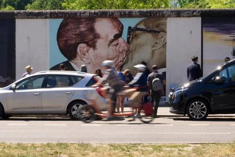  Der Bruderkuss oder Bruderkussgemälde bezeichnet, ist ein Graffito von Dm.. Stock Photos
