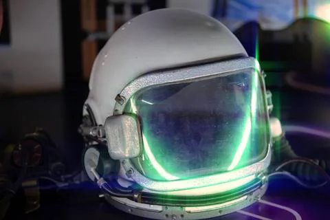 Der Helm eines Astronauten im kosmischen Licht. Die Mütze des Kosmonauten... Stock Photos