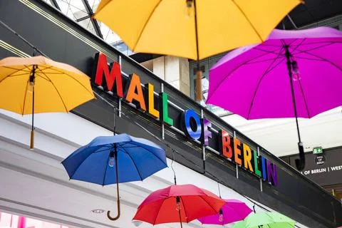 Der Mall of Berlin dekoriert mit Regenbogen Farben in Berlin am 20. Juli 2... Stock Photos