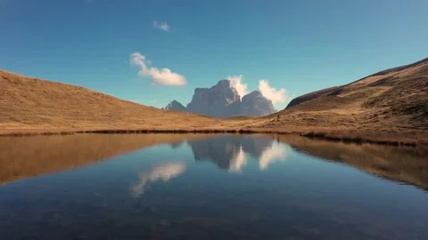 Der Monte Pelmo spiegelt sich am Laghetto di Baste. See in den Dolomiten. Pas Vidéo 219479095