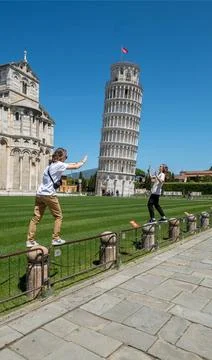 Der schiefe Turm von Pisa regt die Phantasie der Touristen an  Stock Photos