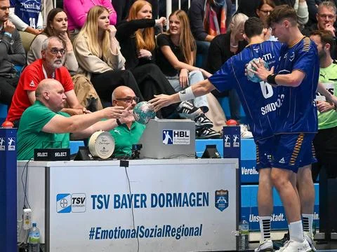  Der Spielball muss getauscht werden. Alexander Senden (TSV Bayer Dormagen... Stock Photos