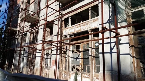 Derelict facade with scaffold Vídeos de archivo 97206539