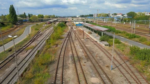 Derelict train station platform, modern electric railway tracks, aerial Vídeos de archivo 285497352