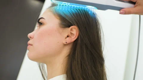 Dermatologist performs the procedure of ultraviolet comb to cure psoriasis Stock-Footage 100608405