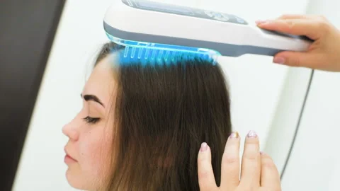 Dermatologist performs the procedure of ultraviolet comb to cure psoriasis Stock-Footage 101437863