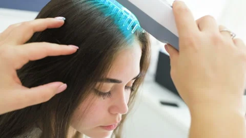 Dermatologist performs the procedure of ultraviolet comb to cure psoriasis Stock-Footage 102911622