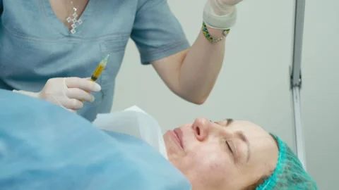 A dermatologist is preparing for plasma therapy of the face. Video stock 276178040