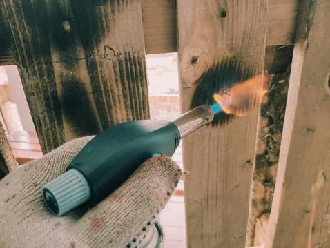 Dervea and fire texture. fire and boards. wood fire treatment. The burner b.. Foto stock
