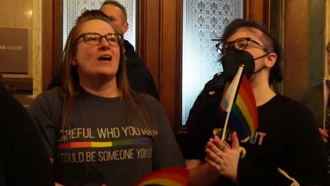 DES MOINES - 3.4.2025 - Protestors at a trans rights rally at the Iowa 库存影片 308465889