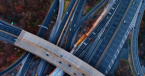 Descend over the bridge across the multi-lane parallel highways. Lots of cars go Stockbeeldmateriaal 333512776