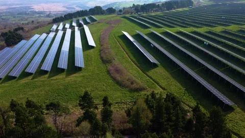 Descending Aerial of Modern solar panel array on hilltop in UK. Stock-Footage 333060312