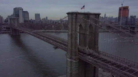 Descending on the Brooklyn Bridge Stock Footage 74864327