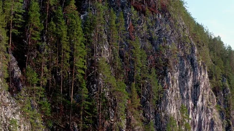 Descending the copter along steep cliffs and flying away at a distance. Vidéo 116605719