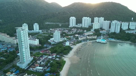 Descending Drone View of Floating Mosque and Penang Coastline Stockbeeldmateriaal 348421110