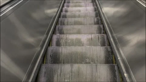Descending Escalator in Motion Vídeos de archivo 331642820