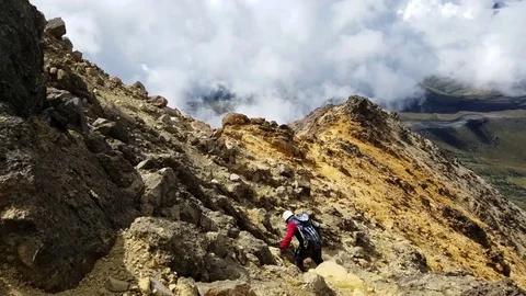 Descending illiniza 库存影片 77490321
