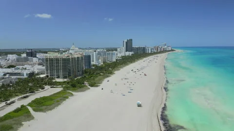 Descending panoramic view of empty Miami Beach facing north 動画素材 130332322