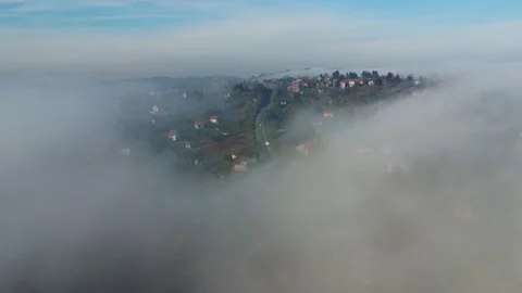 Descending Through the Mist: Hillside Suburb, Houses, Road and a Foggy Finale 库存影片 292819698