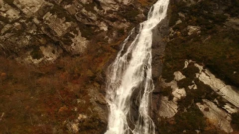 Descending from top of Steall Falls 動画素材 143558129