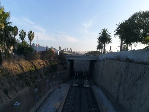 Descending to the tracks Stockbeeldmateriaal 83892500