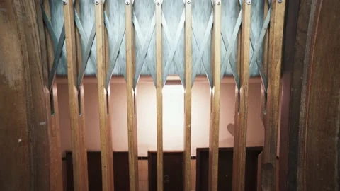 Descending vintage antique elevator. Going down while seeing several Vidéo 137789278