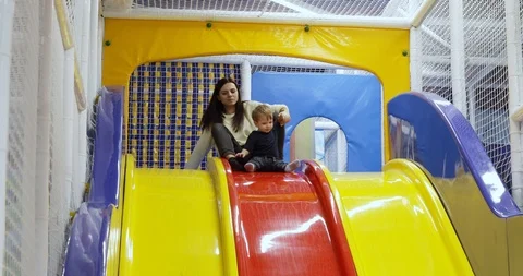 Descends from a plastic slide Vídeos de archivo 126229203