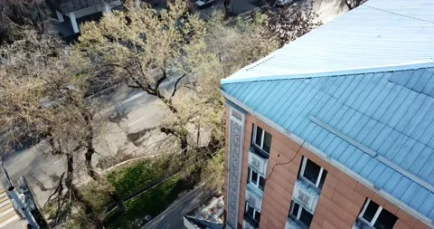 Descent of the camera with a view of the house. Video stock 143700232