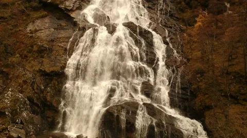 Descent to foot of Steall Falls 動画素材 143558121