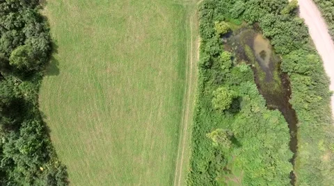 The descent on the green field Vidéo 68275257