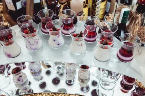 Desert in glasses on stand Foto stock