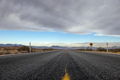 Desert highway beneath dramatic storm clouds near Las Vegas 库存照片