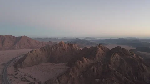 Desert Highway Winding Through Rugged Mountains Vídeo Stock 329917299
