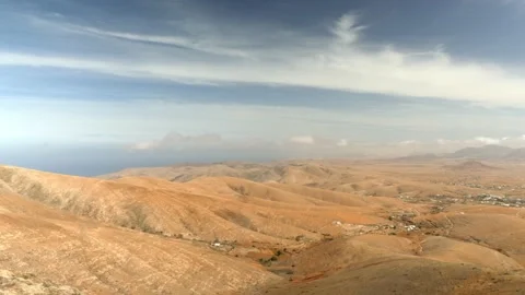 Desert landscape with the camera panning right Vídeos de archivo 211381577